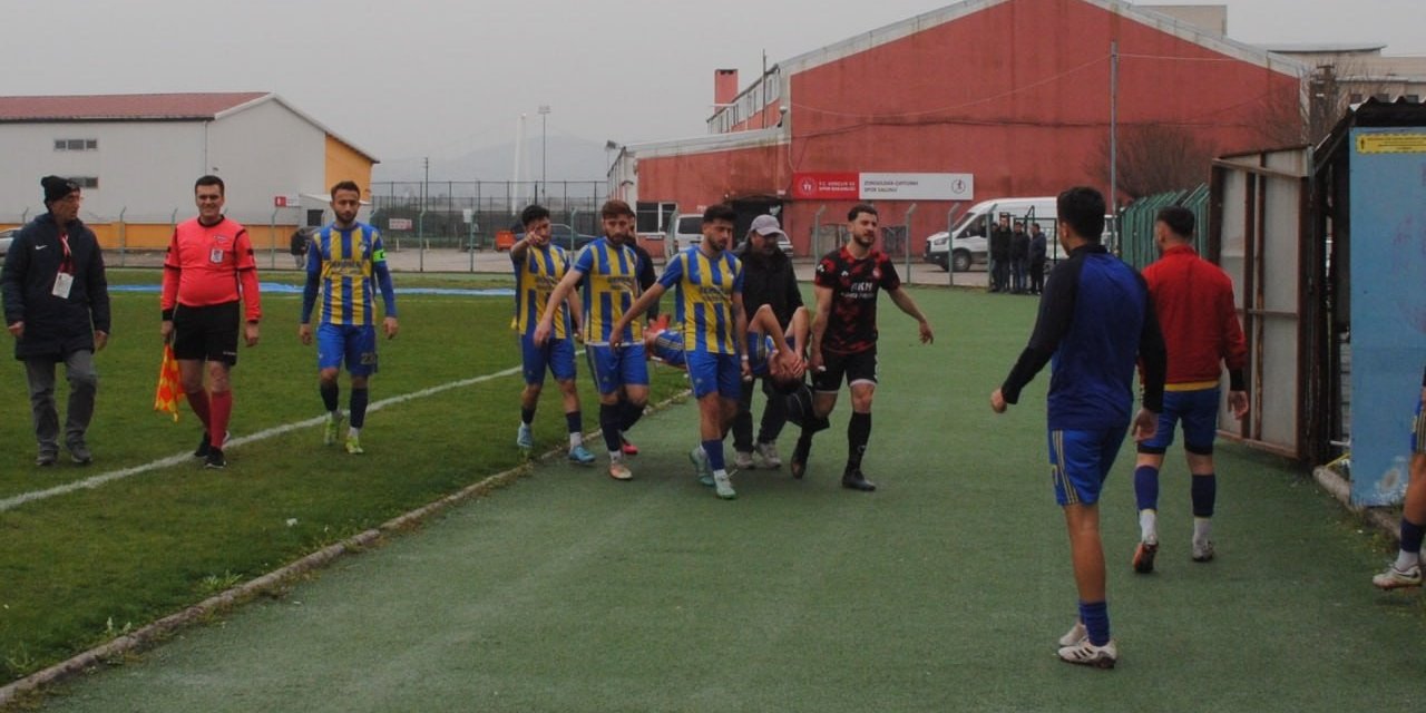 Futbolcunun diz kapağı çıktı, maç sonu ortalık karıştı