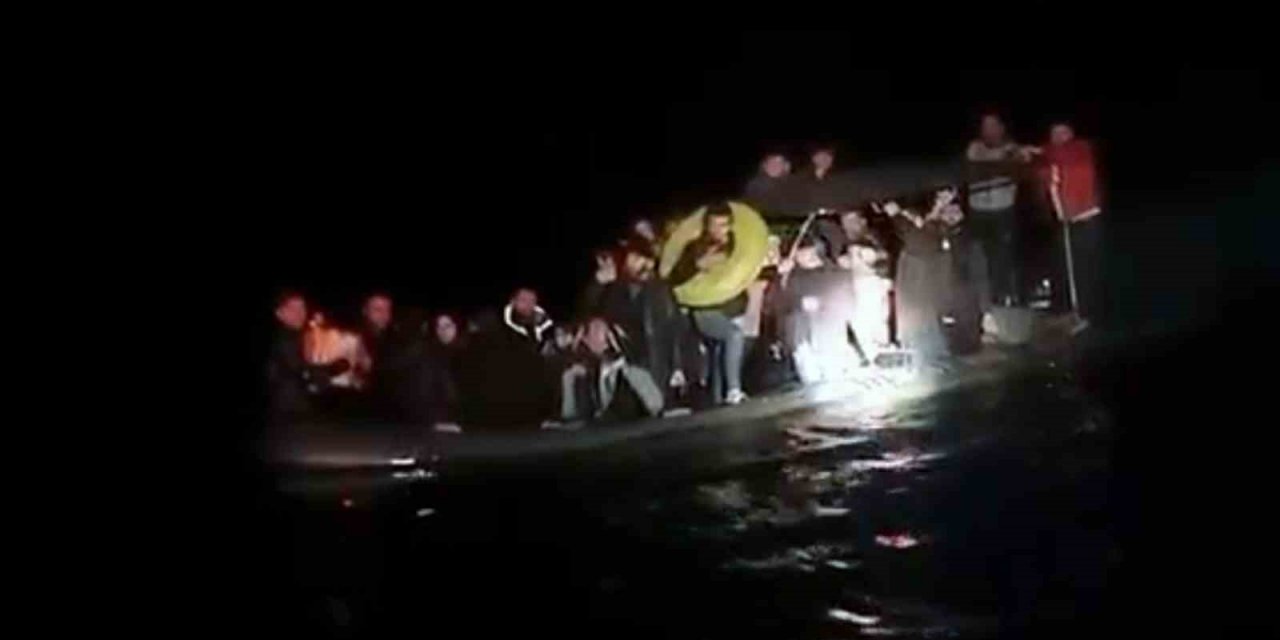 Su alan bottaki göçmenleri Sahil Güvenlik kurtardı