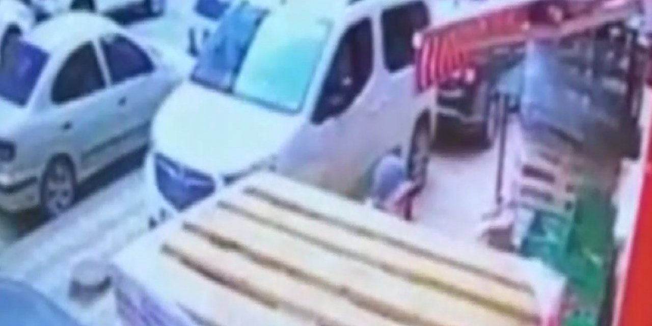 Otomobil ile ticari araç çarpıştı, kaza anı kameraya yansıdı