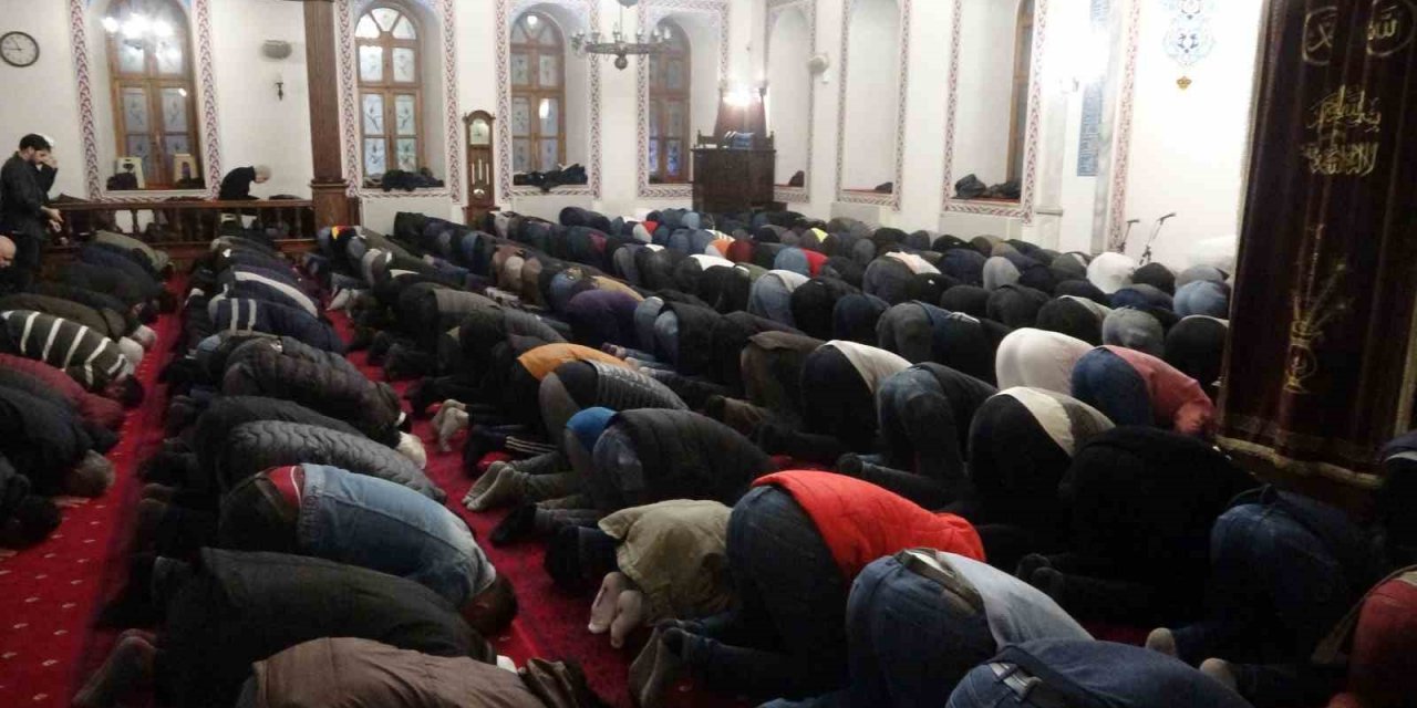 On bir ayın sultanı ‘Ramazan’ kılınan teravih namazıyla başladı