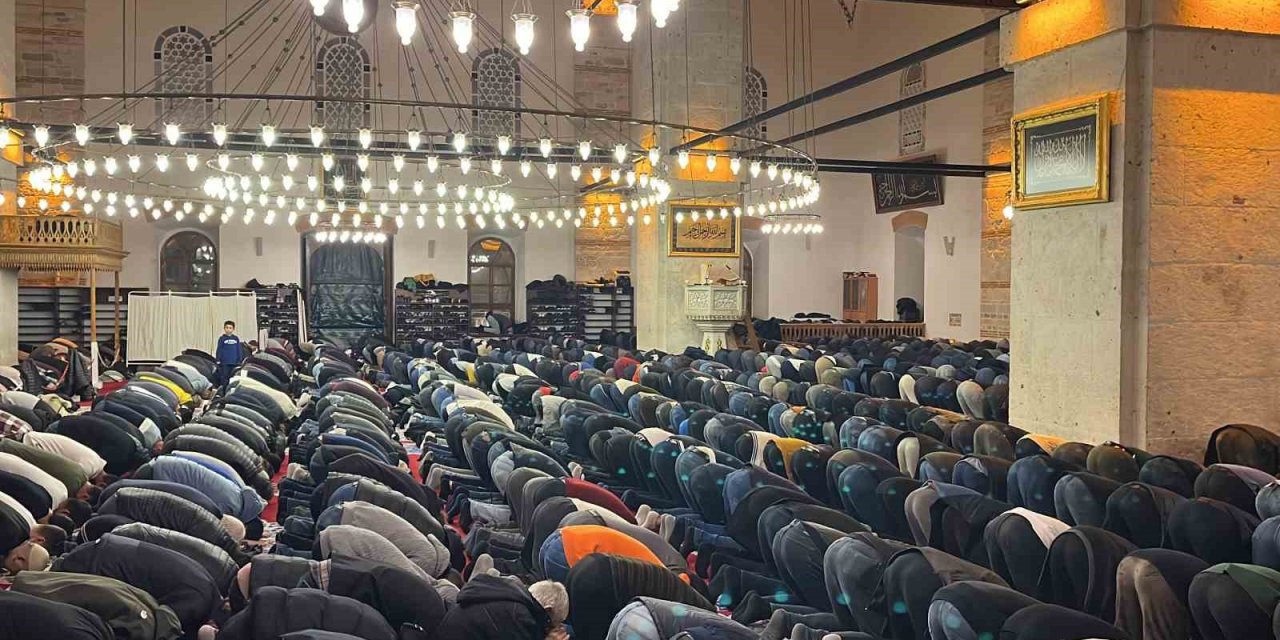 Balıkesir’de ilk teravih namazı kılındı