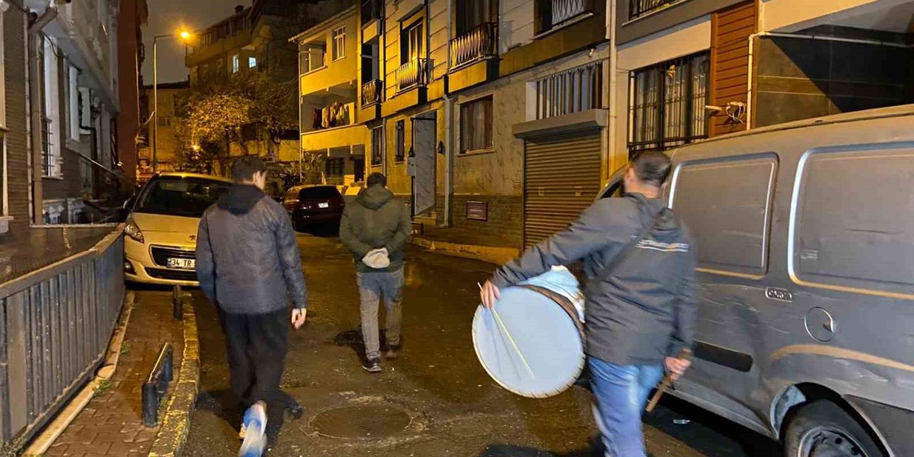 Beyoğlu’nun fenomen Ramazan davulcusu depremzedeler için mani söyledi