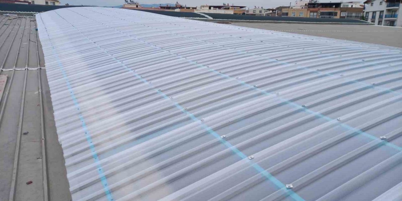 Davutlar Kapalı Pazar Yerinin çatısı yenilendi