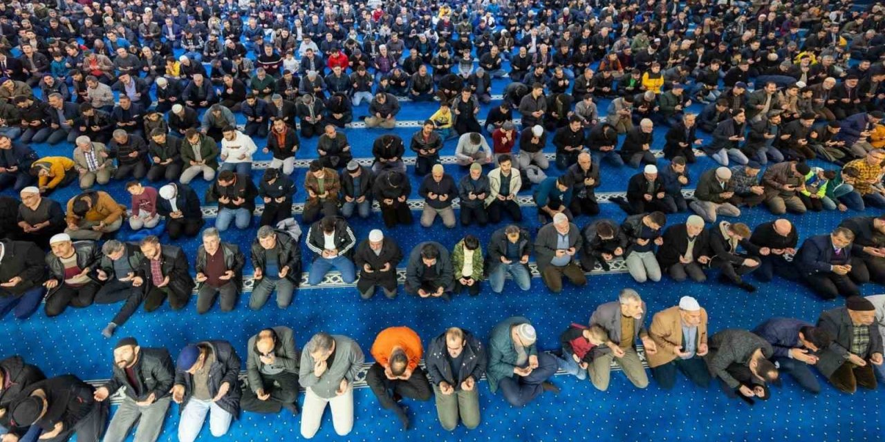 Erzincan’da ilk teravih namazında camiler doldu