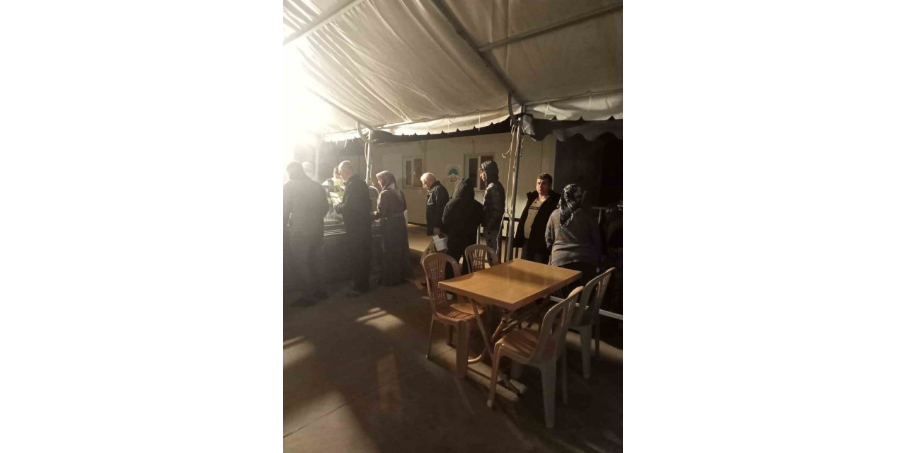 Kayseri Büyükşehir’den deprem bölgesindeki ilk konteyner kentte ilk sahur