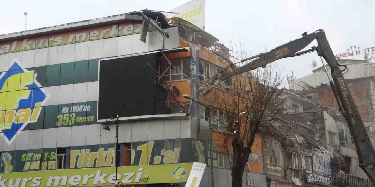 Malatya’da ağır hasarlı binaların yıkımı sürüyor