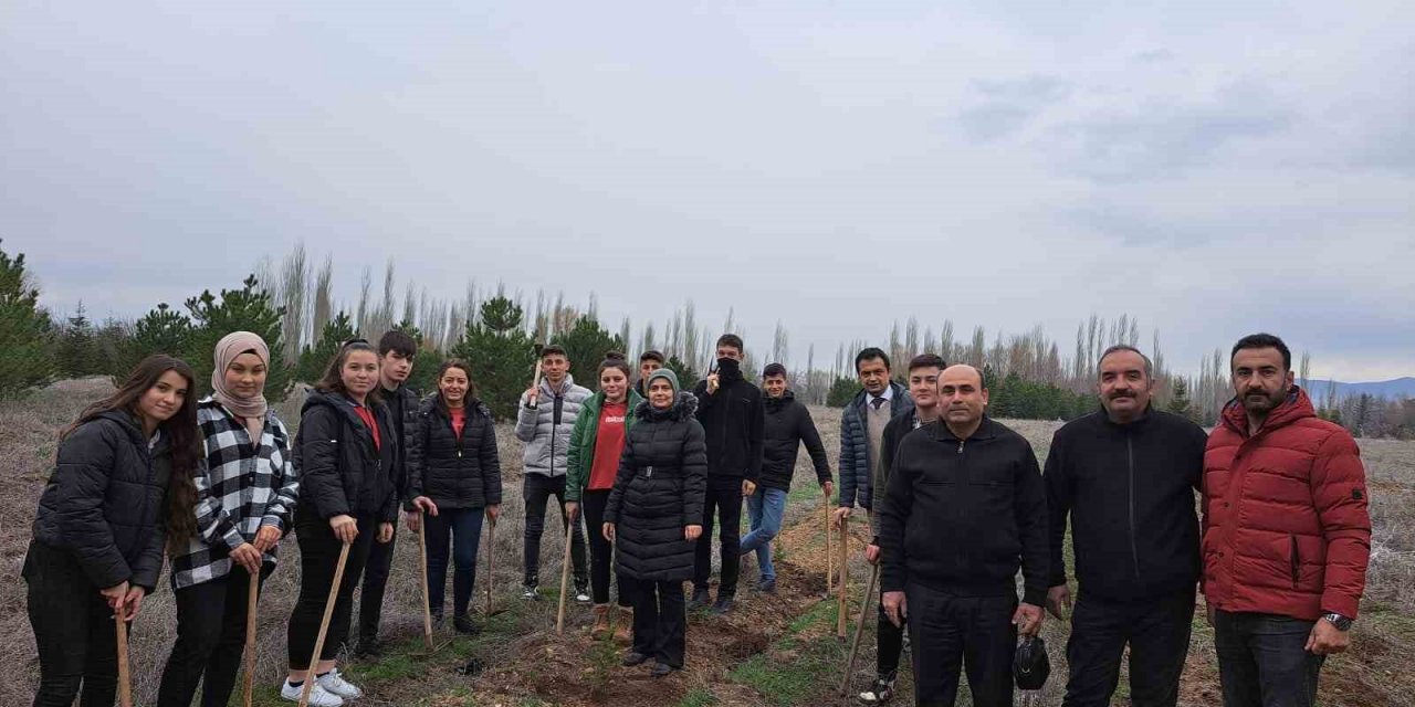 Depremde hayatını kaybedenler için fidan diktiler