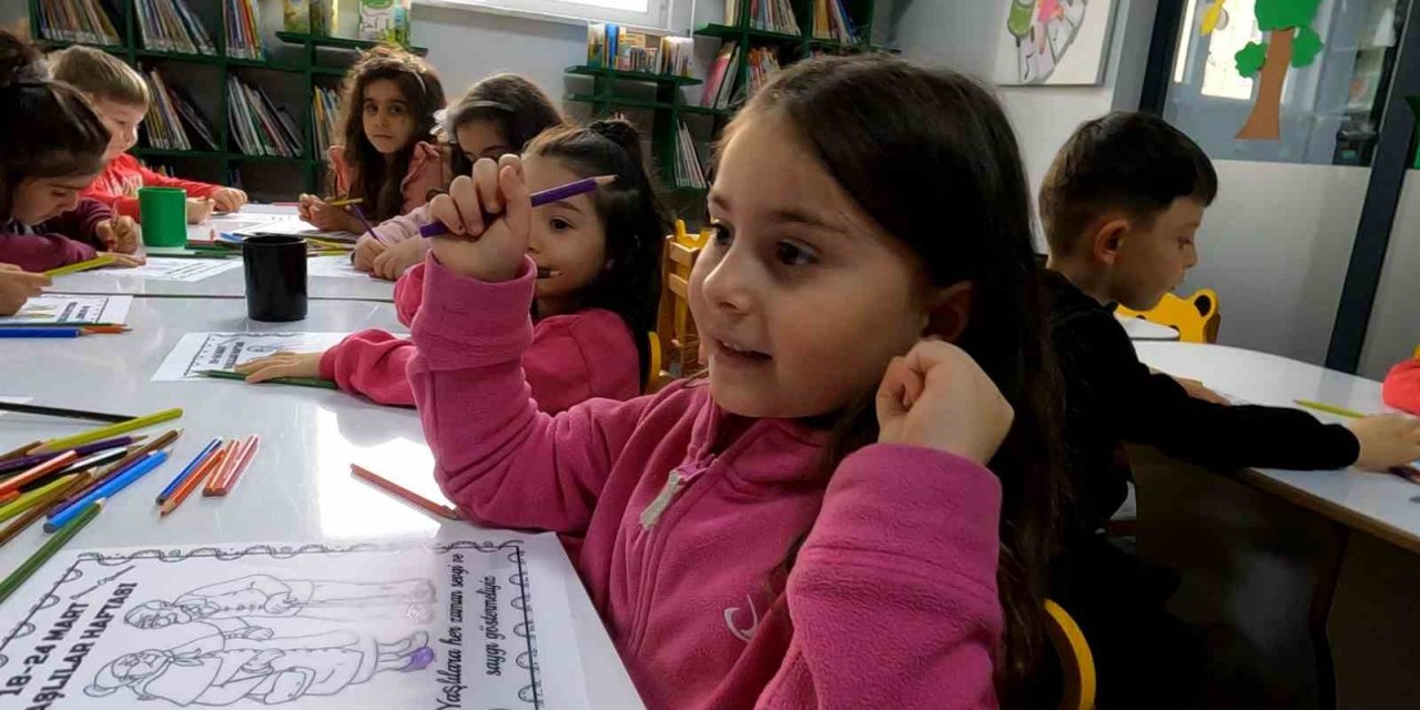 Erkilet Kütüphanesi’nde minikler Yaşlılara Saygı Haftası etkinliği düzenledi