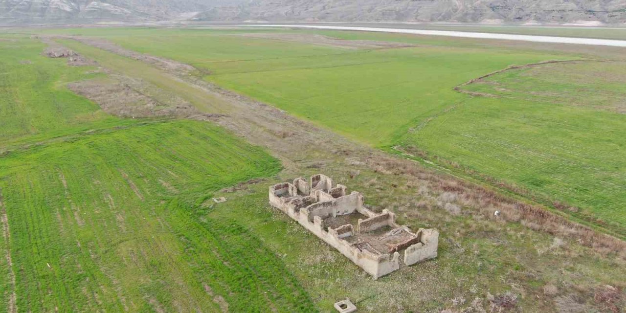 Sular çekildi, eski tren garı gün yüzüne çıktı