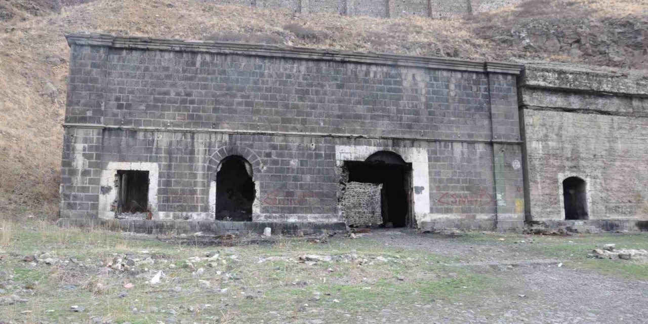 Kars’ta tarihi yapılar yok oluyor