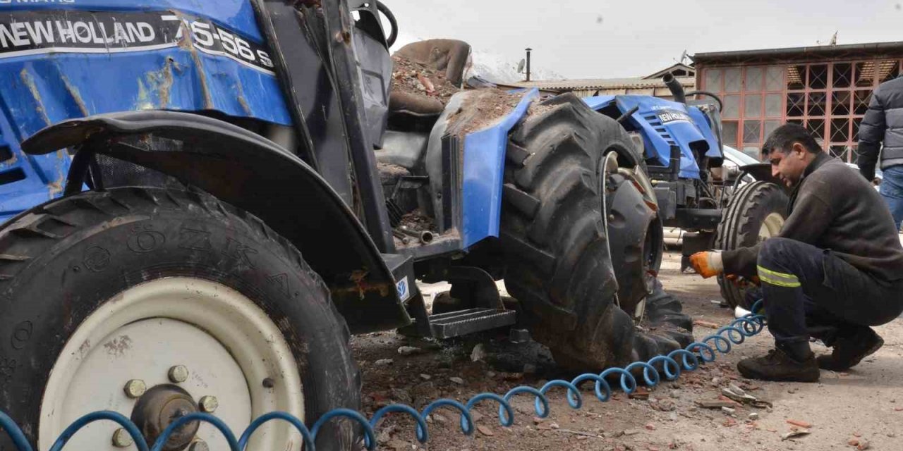 Enkaz altından çıkan traktörler, yüz binlerce liralık masrafla yeniden tarlaya dönüyor