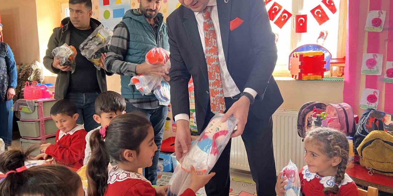 Kaymakam Karakaş öğrencilere oyuncak verdi