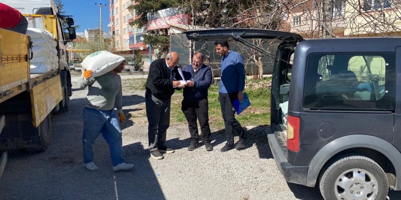 Sandıklı’da arıcılık yapan üreticilere beslenme şekeri desteği