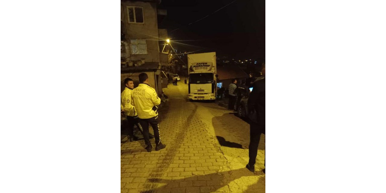 Freni boşalan kamyon park halindeki araca çarptı