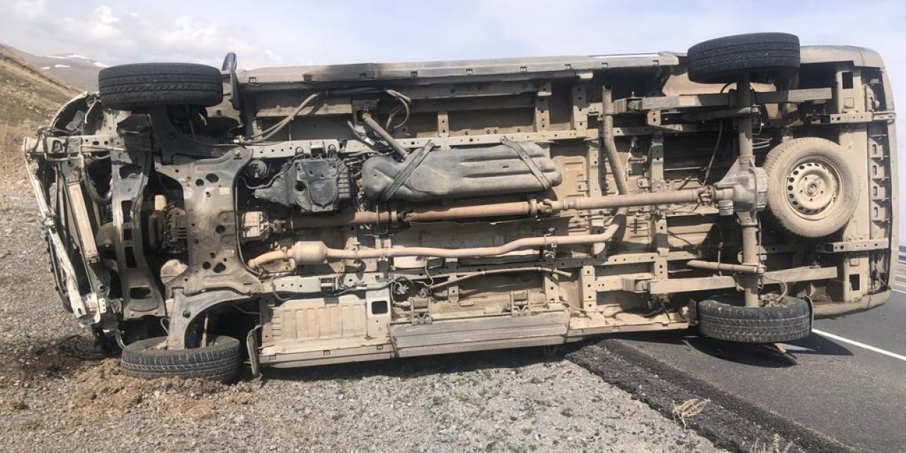 Ağrı’da ambulans kaza yaptı: 3 yaralı