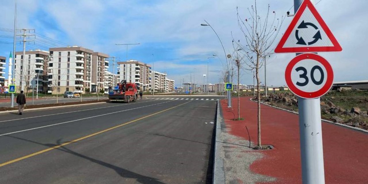 Diyarbakır’da yol güvenliği için trafik levhaları konuldu