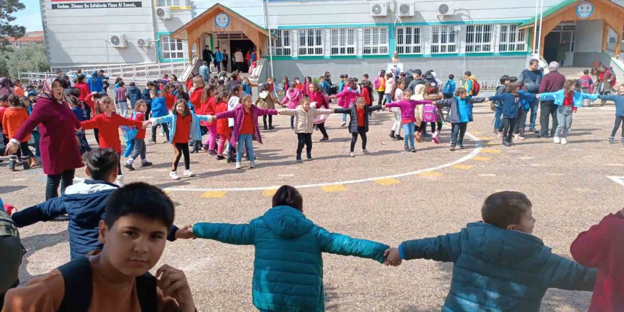 5.3’lük artçı depremde öğrencileri, öğretmenler sakinleştirdi