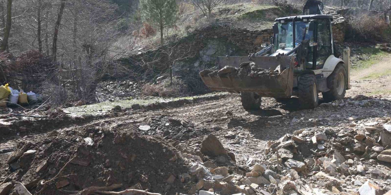 Efeler Belediyesi, yağış nedeniyle kapanan yollara müdahale etti