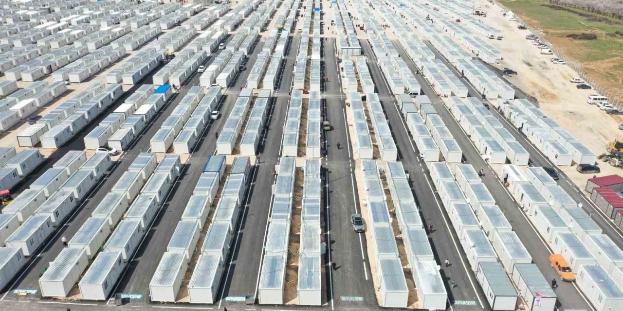 Malatya’da konteyner kentlerde asfaltlama çalışmaları sürüyor