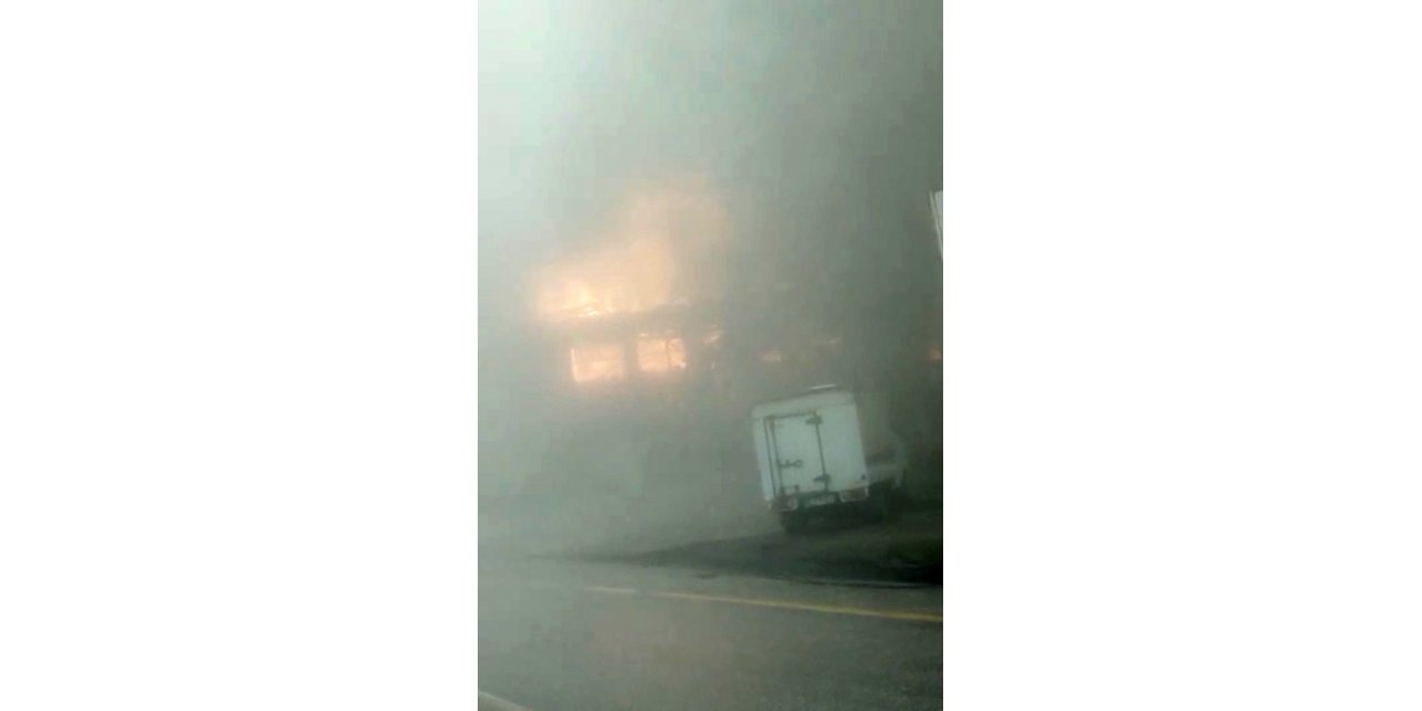 Uludağ yolu üzerine bulunan restoran, alev alev yandı