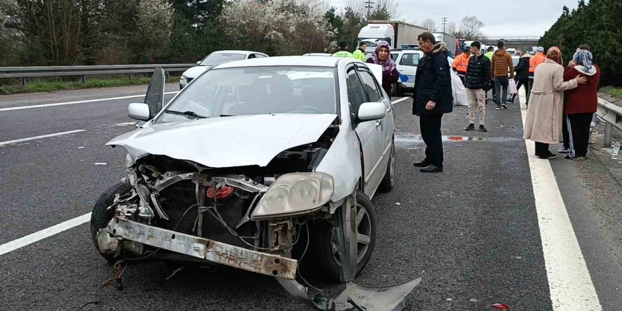 Otoyolda 7 kişinin bindiği otomobil hurdaya döndü