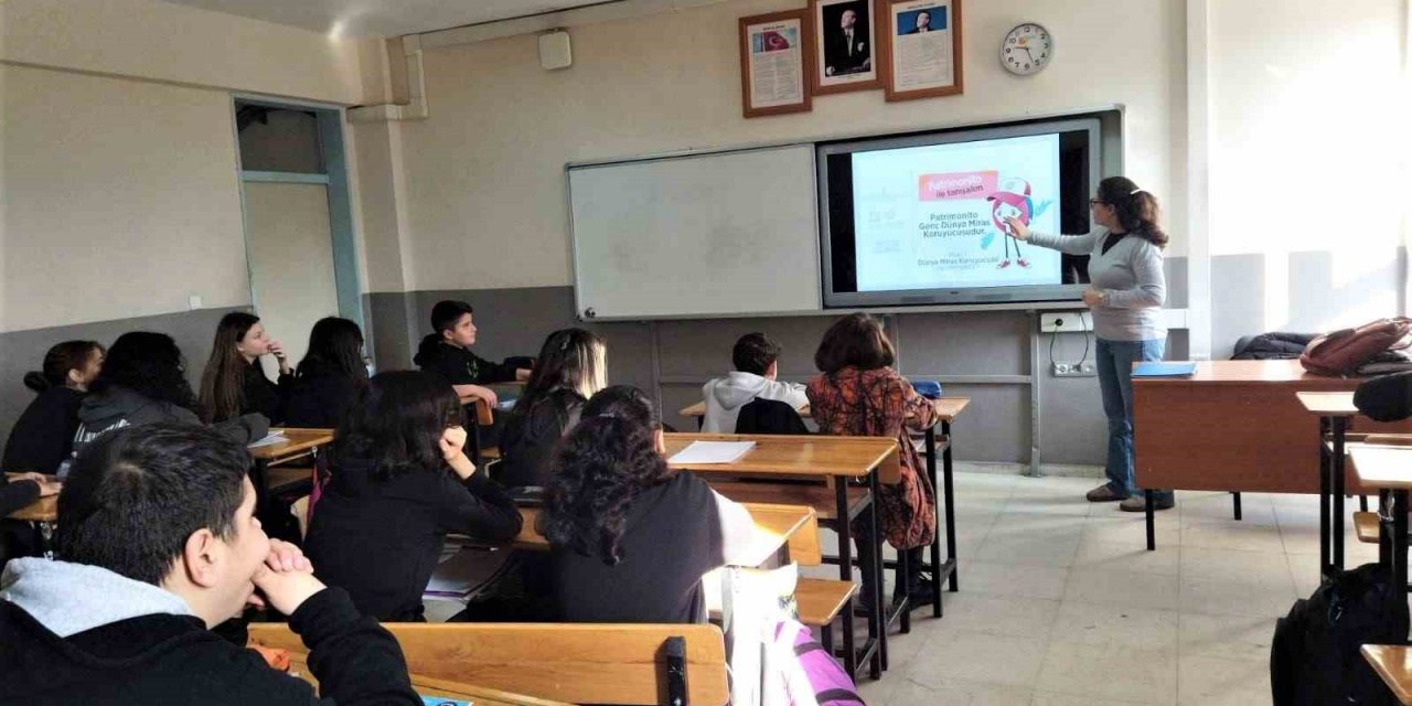 Bergama’nın kültürel mirası okul okul gezilerek anlatılıyor