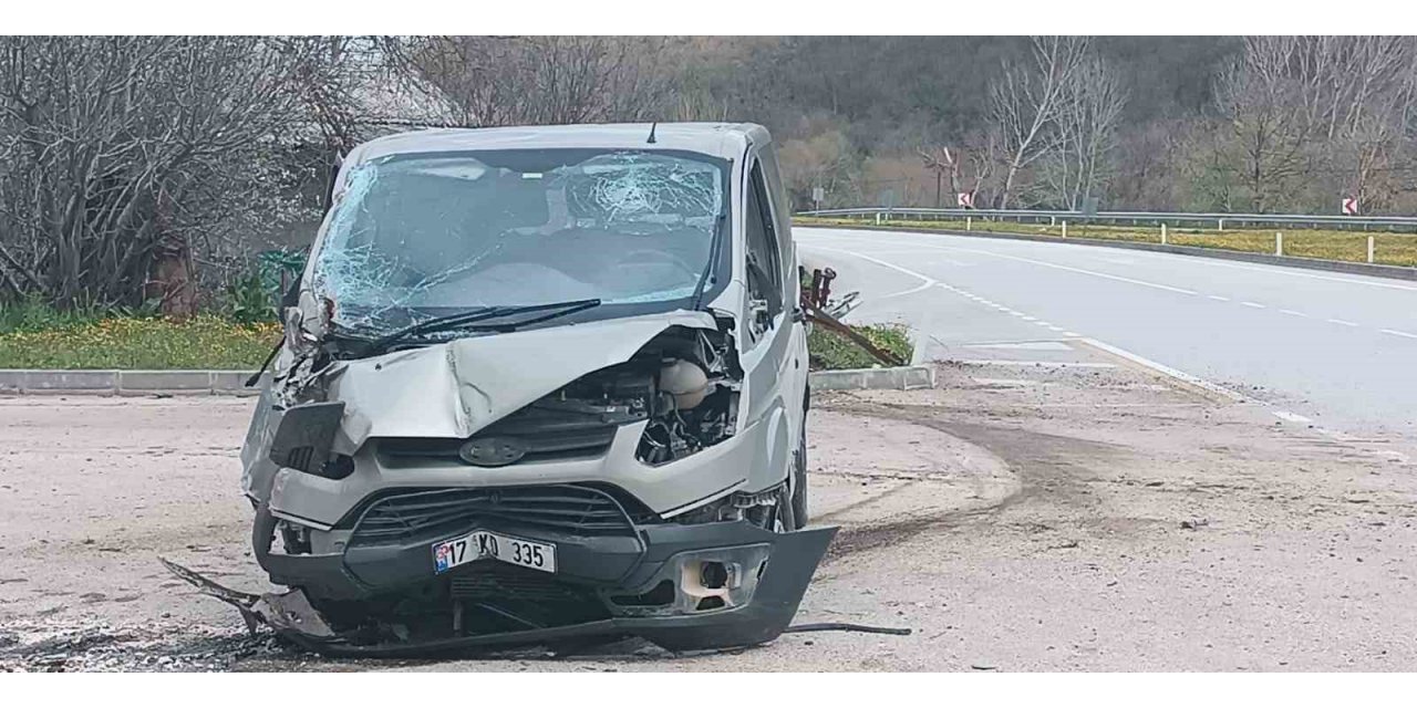 Çan’da kontrolden çıkan ticari araç elektrik direğine çarptı