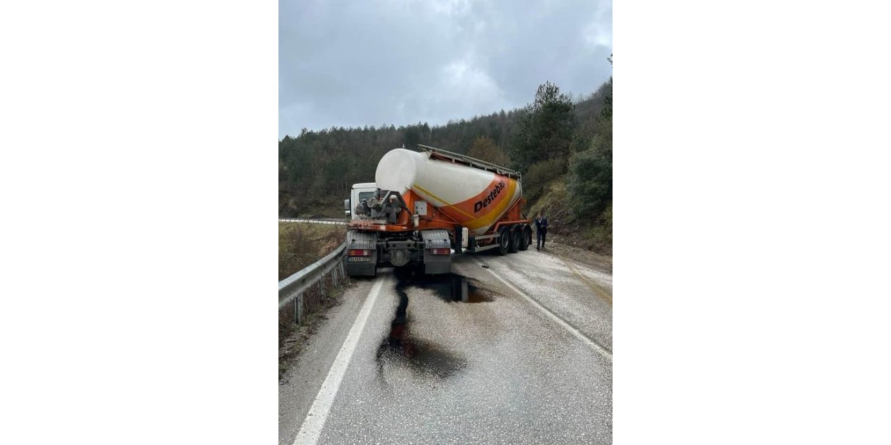 Makaslayan tır Yığılca yolunu trafiğe kapattı