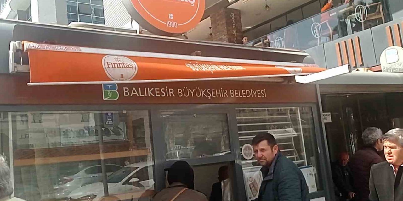 Edremit’te vatandaş Fırıntaş’ın 350 gramlık pidesine hücum etti