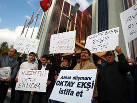 Hürriyet önünde Ekşi istifa eylemi