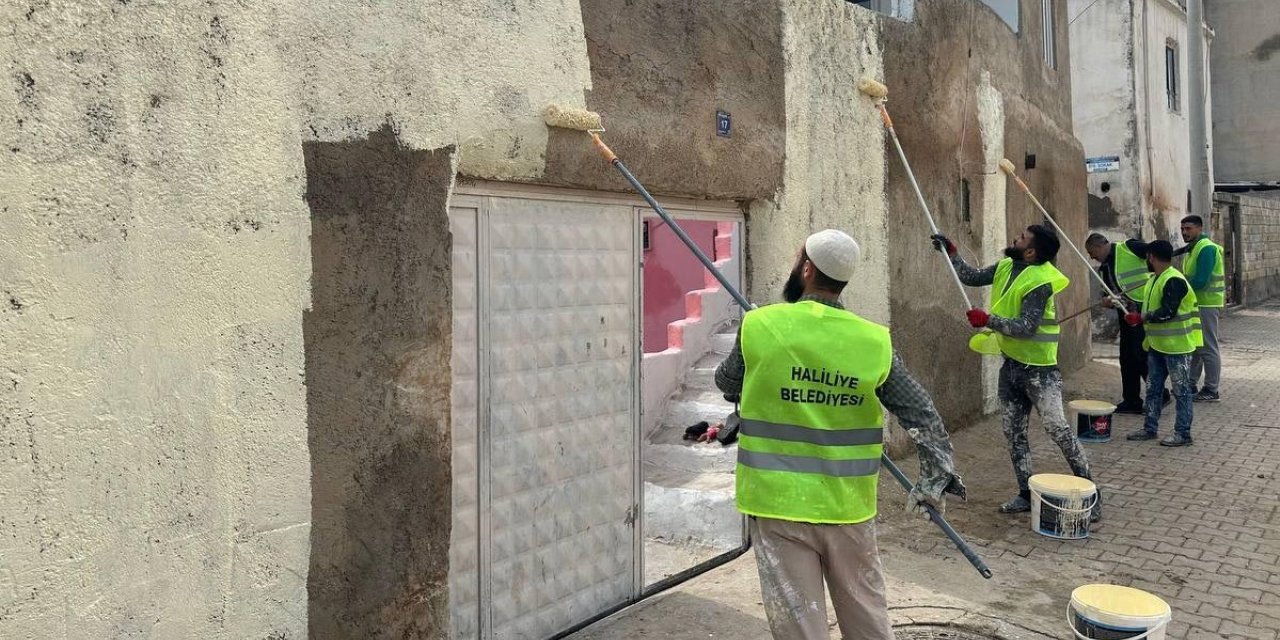 Selden zarar gören ev ve duvarlar boyanıyor