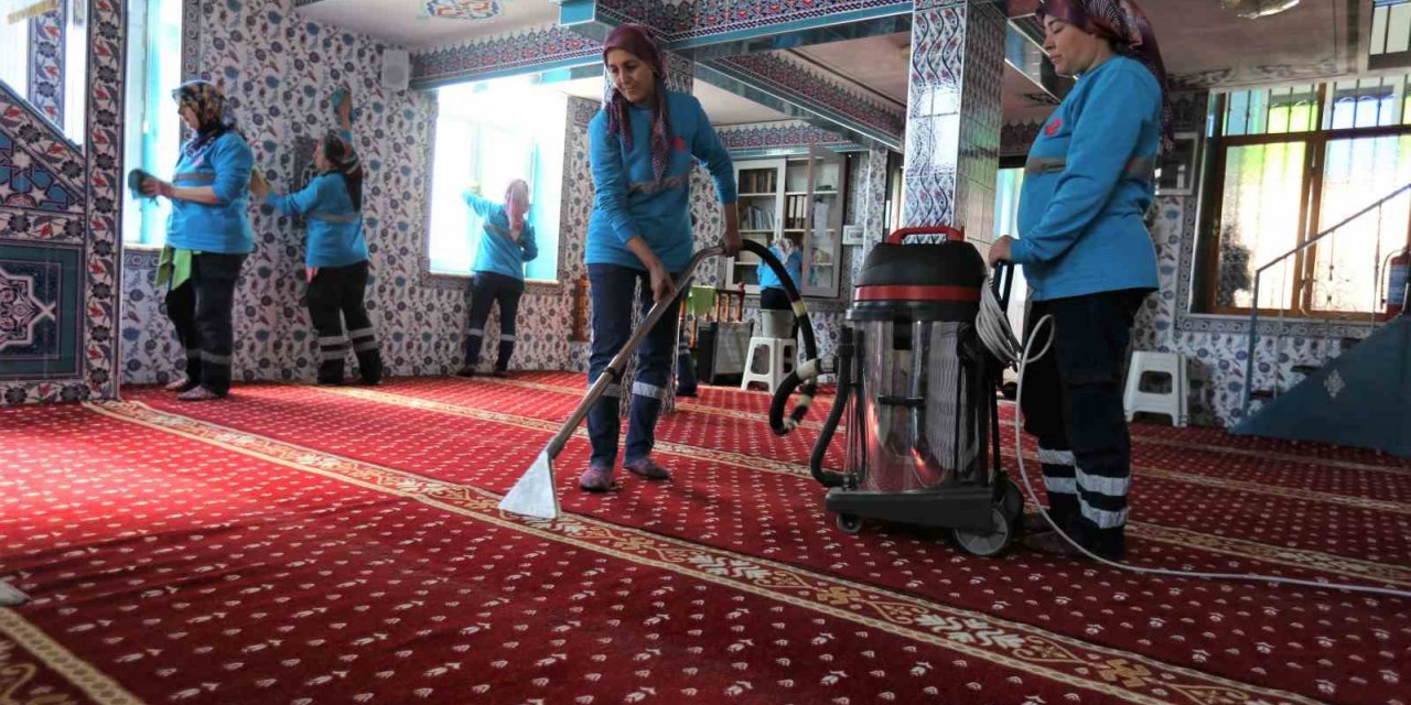 Efeler Belediyesi’nden ibadethanelerde temizlik çalışması