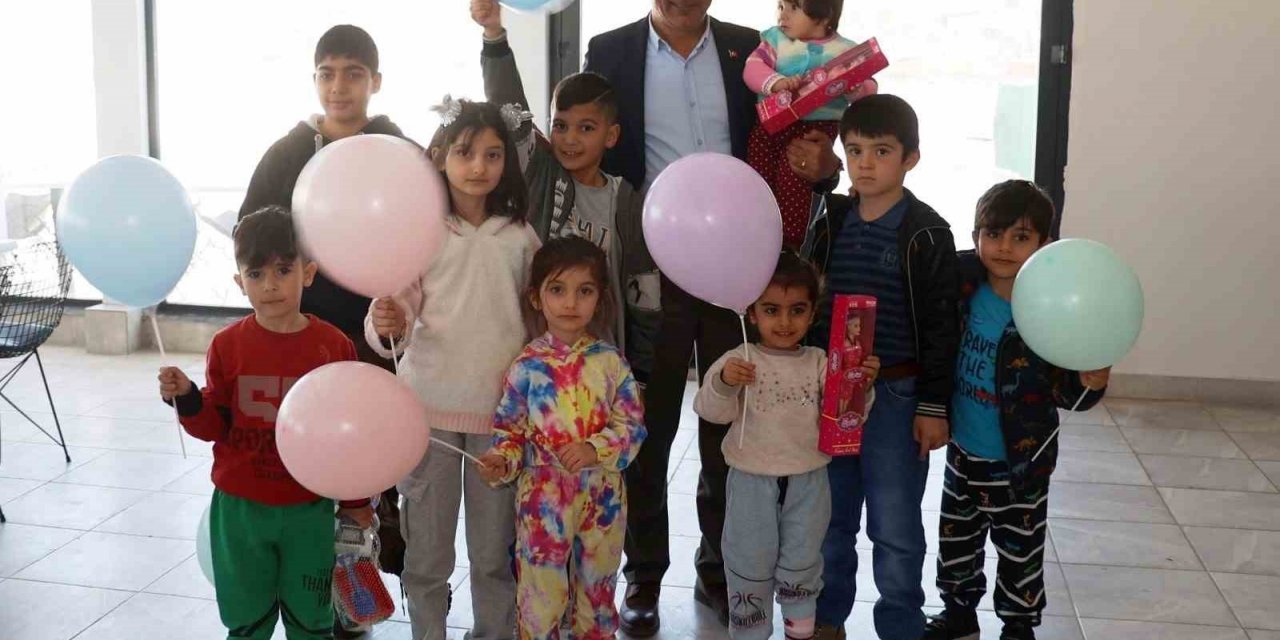 Başkan Kaplan depremzede çocuklarla yakından ilgileniyor
