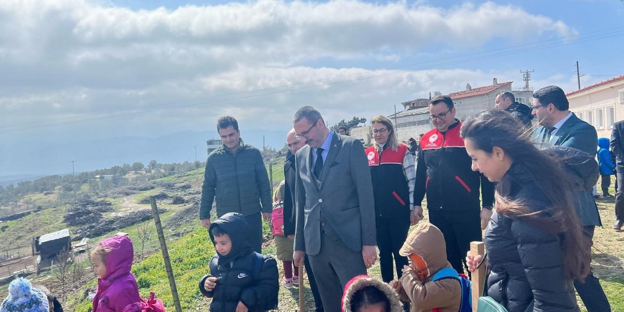 Geleceğe nefes olacak fidanlar minik ellerle toprakla buluştu