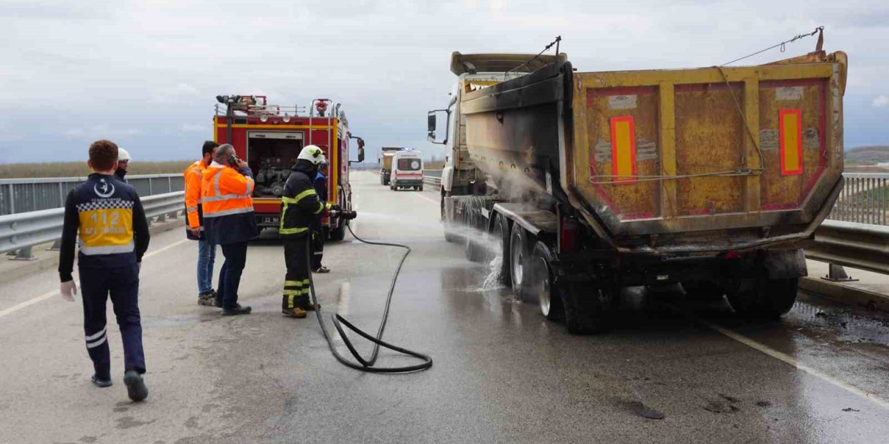 Sıcak asfalt malzemesi yüklü tırda yangın