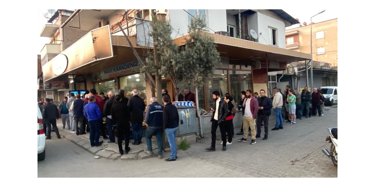 Ramazan’ın ilk gününde sıcak pide kuyruğu geleneği bozulmadı