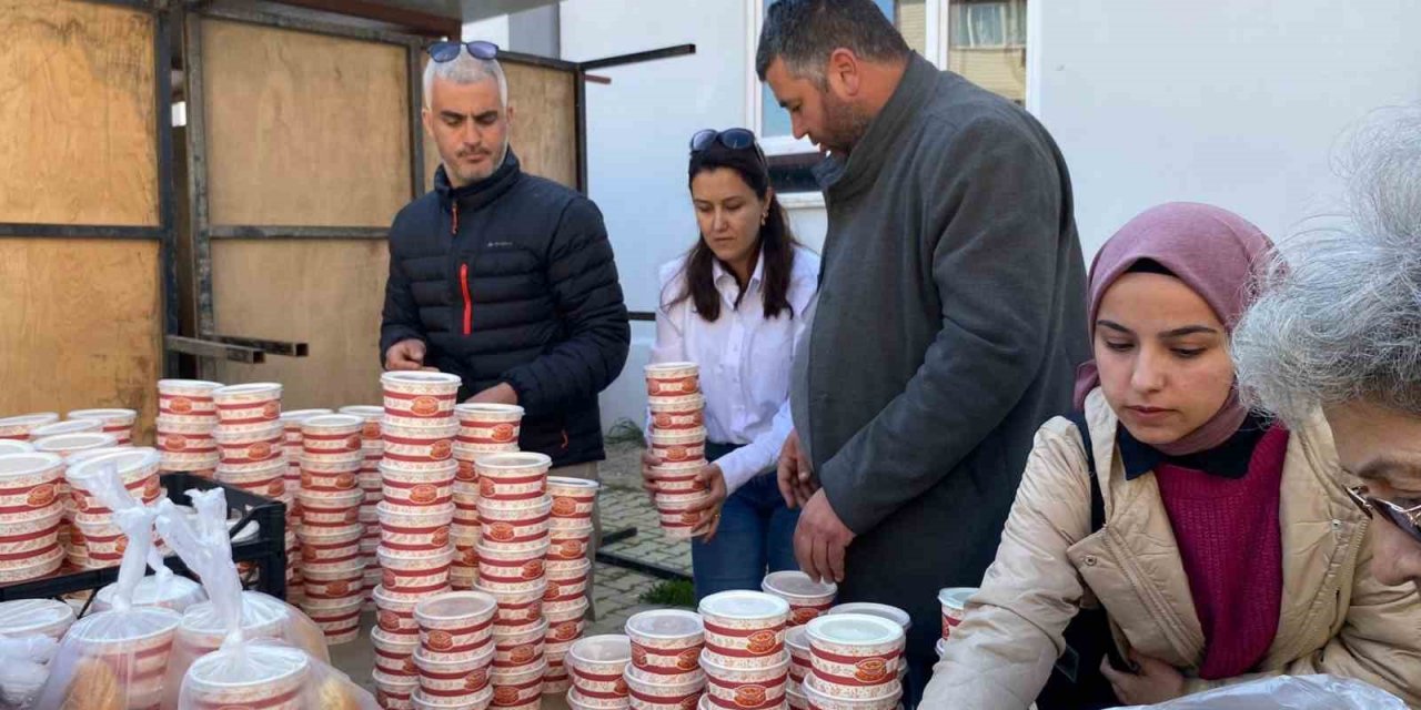 İhtiyaç sahiplerinin iftarlıklarını elleri ile hazırladılar