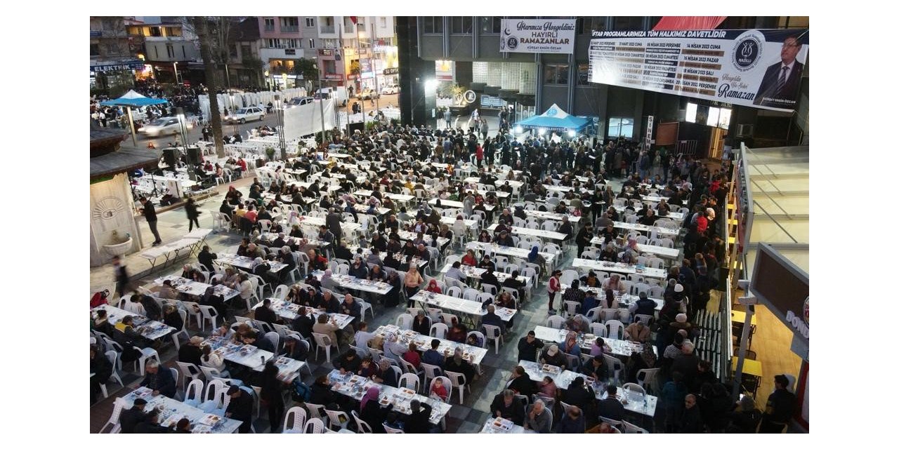 Nazilli’de ilk iftar Belediye Meydanı’nda yapıldı