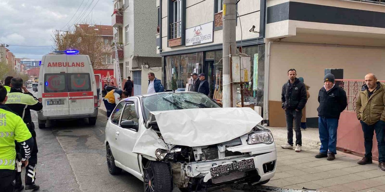 Otomobilin işçi servisiyle kafa kafaya çarpıştığı feci kaza kamerada: 1 ölü, 3 yaralı
