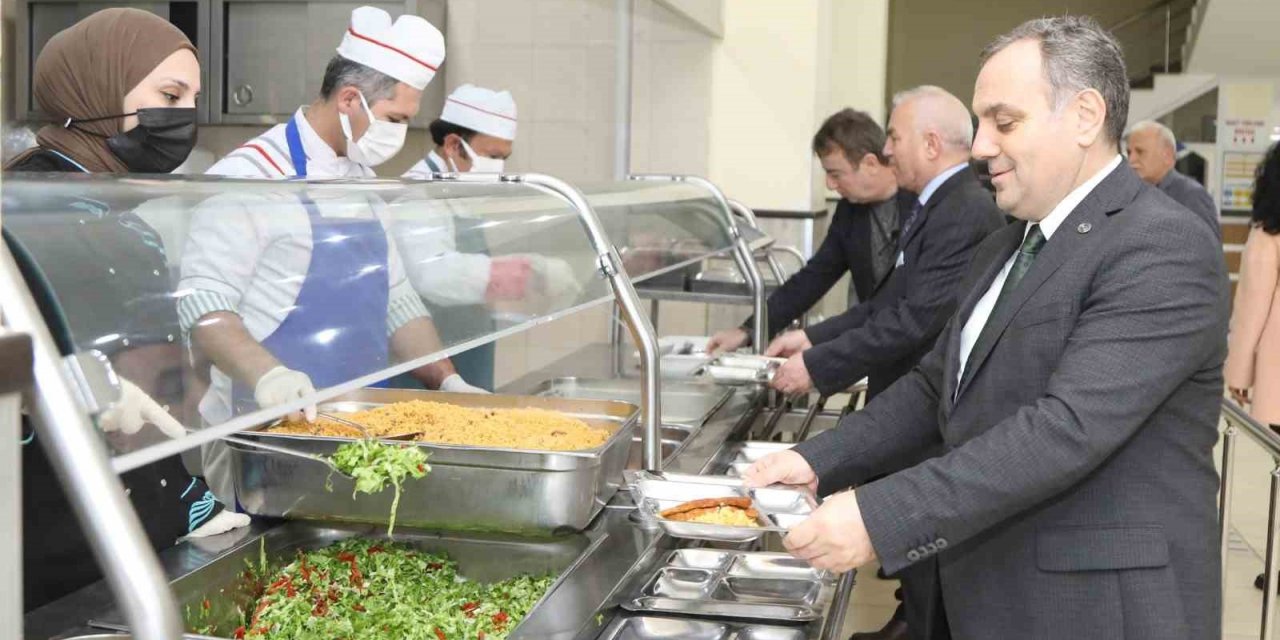 ERÜ Rektörü Altun, Öğrencilerle İftar Yaptı