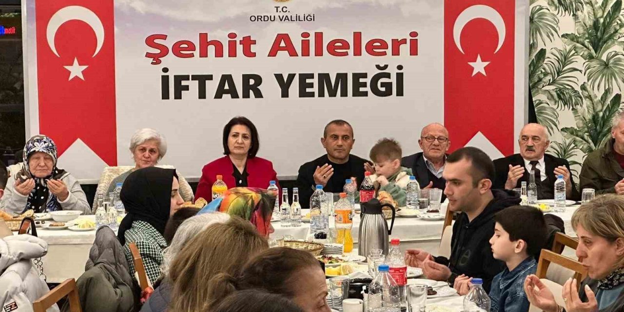 Vali ilk iftarı şehit aileleri ile birlikte yaptı