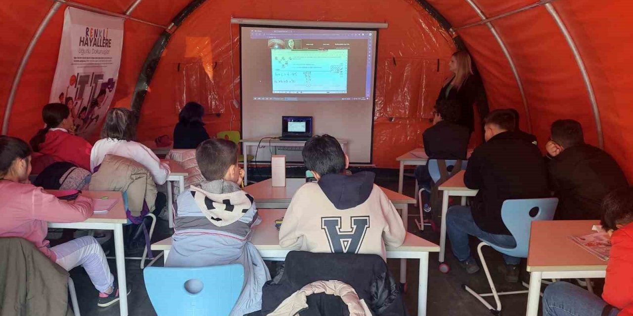 Depremden etkilenen öğrencilere ücretsiz online eğitim desteği