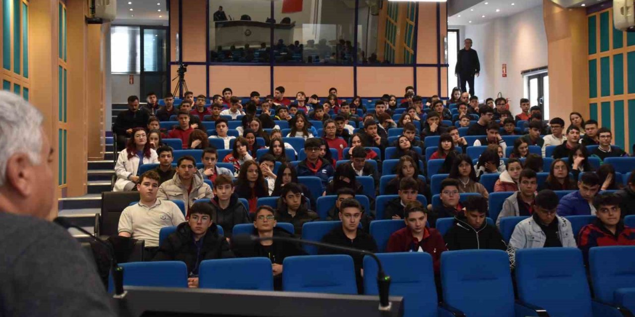 DOSTEK Koleji öğrencileri deprem anında nasıl hareket edeceklerini öğrendi