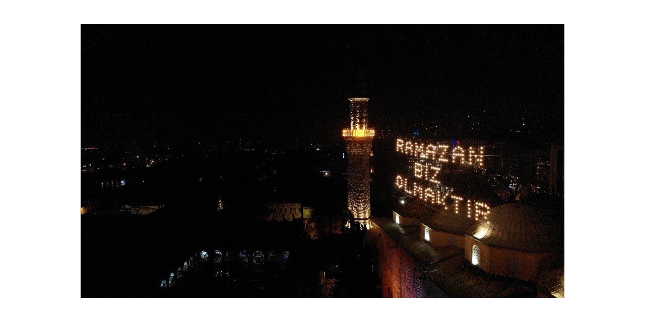 624 yıllık Ulu Cami’ye asılan Ramazan mahyası geceyi aydınlattı