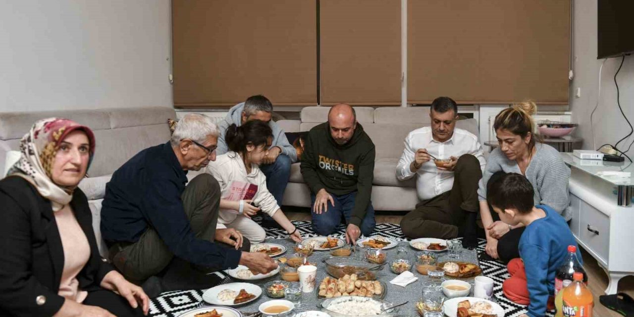 Esenyurt Belediye Başkanı Bozkurt ilk iftarını depremzede aile ile yaptı