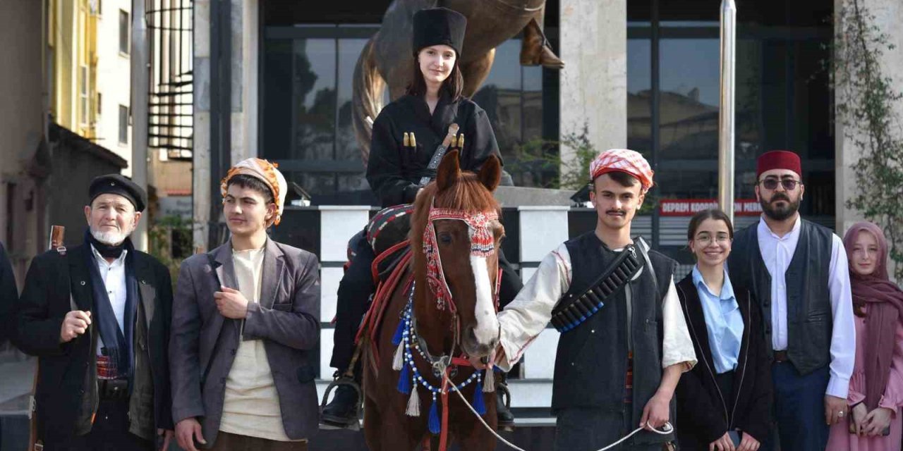 “Şehit Makbule Efe” isimli tiyatro gösterisi büyük alkış topladı