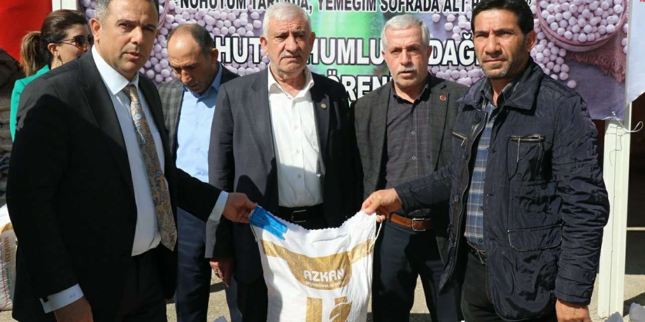 Elazığ’da çiftçilere yüzde 75 hibeli nohut tohumu dağıtımı yapıldı