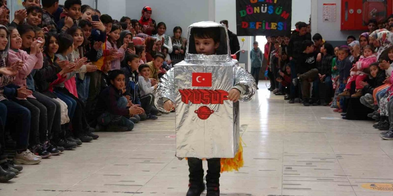 Minik öğrencilerden sıra dışı defile