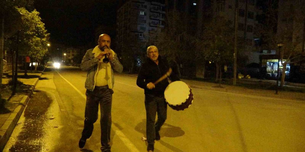 Adana sokakları Ramazan davulcuları ile renklendi