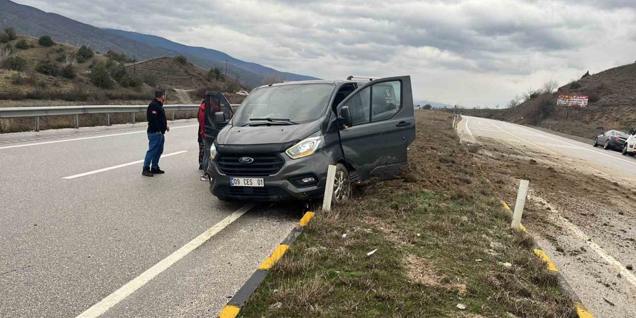D100’de orta refüje çıkan minibüsün sürücüsü yaralandı